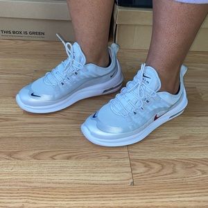 WOMENS Nike Air Max (SIZE 7)